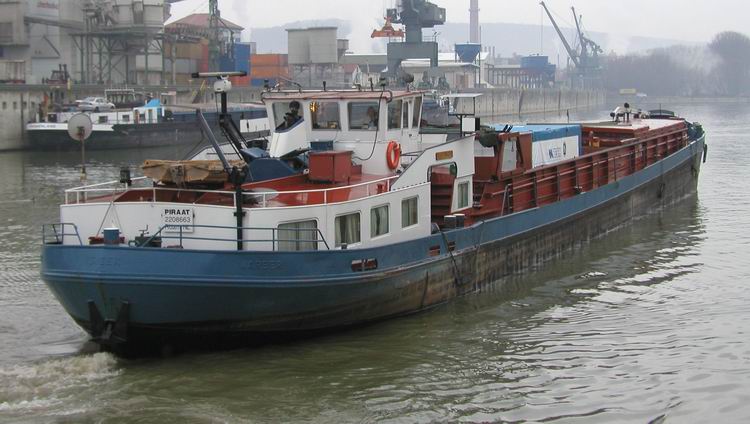 Güterschiff mit Turbine - Copyright: www.olli80.de