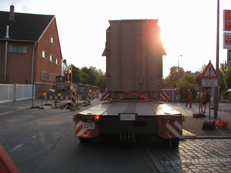 Trafotransport beim Passieren einer Straßenbaustelle - Copyright: www.olli80.de