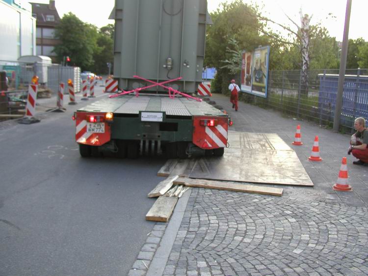 W. Mayer Trafotransport beim Passieren einer Straßenbaustelle - Copyright: www.olli80.de