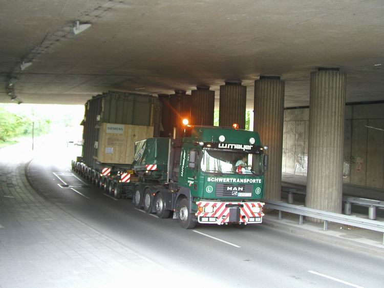 W. Mayer - Transport eines Trafos unter einer Brücke - Copyright: www.olli80.de