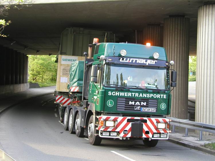 W. Mayer - Transport eines Trafos unter einer Brücke - Copyright: www.olli80.de