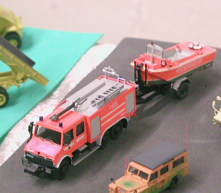 Dreiachsiger Unimog der Feuerwehr mit Bootsanhänger