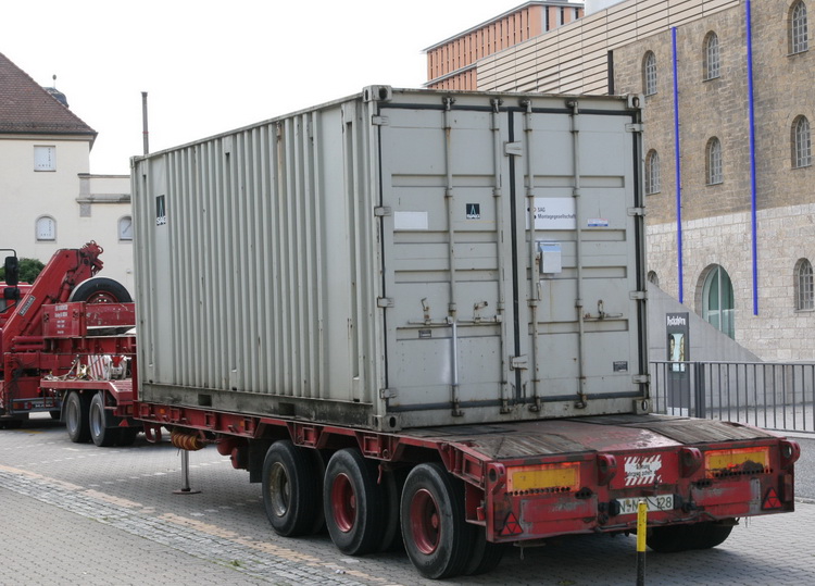Markewitsch Semiauflieger mit Container