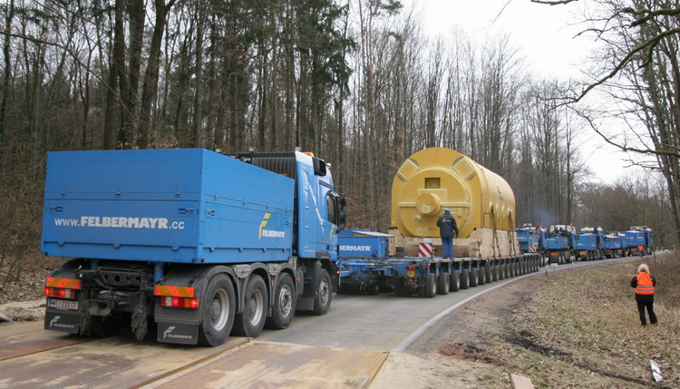 Generatorentransport durch Felbermayr in Kelheim am Weltenburger Berg