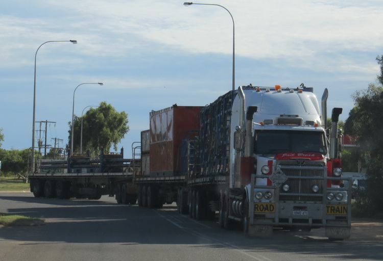 australischer RoadTrain - Copyright: www.olli80.de