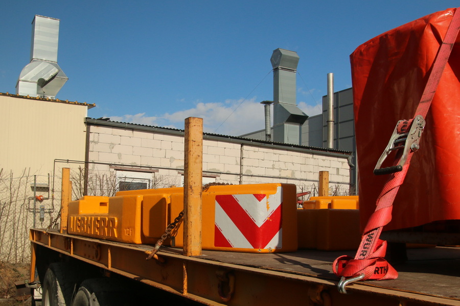 Würzburger Kranverleih MAN 33.640 mit Ballastauflieger  - Copyright: www.olli80.de