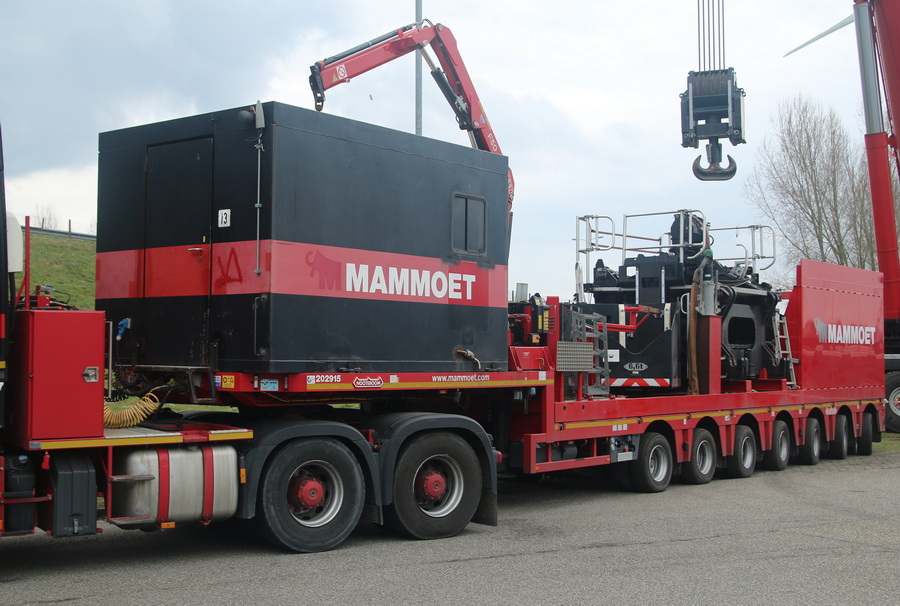 Mammoet MB Arocs 3358 mit Nooteboom Semiauflieger - Copyright: www.olli80.de