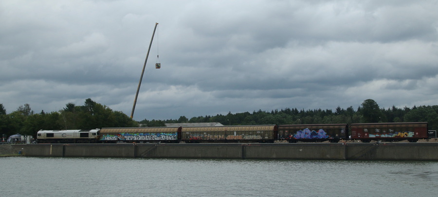 077 033-4 mit gedeckten Güterwaggons - Copyright: www.olli80.de