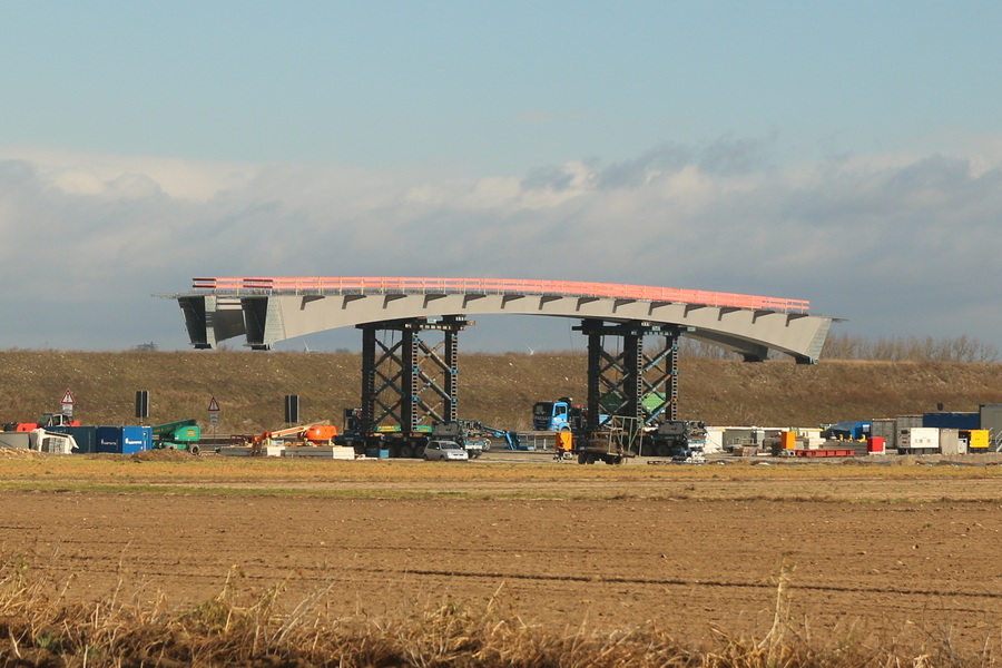 Sarens spmt mit Autobahnbr¨cke - Copyright: www.olli80.de