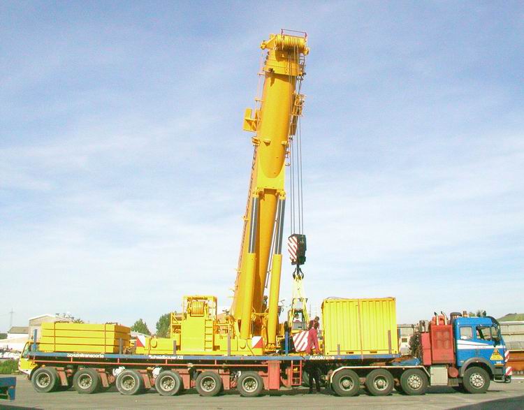 Schmidbauer Terex AC 700 mit MB SK und Nooteboom Ballastauflieger