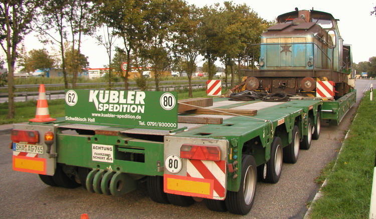 Kübler Scheuerle Achslinien mit Greiner Tiefbett und Diesellokomotive - Copyright: www.olli80.de