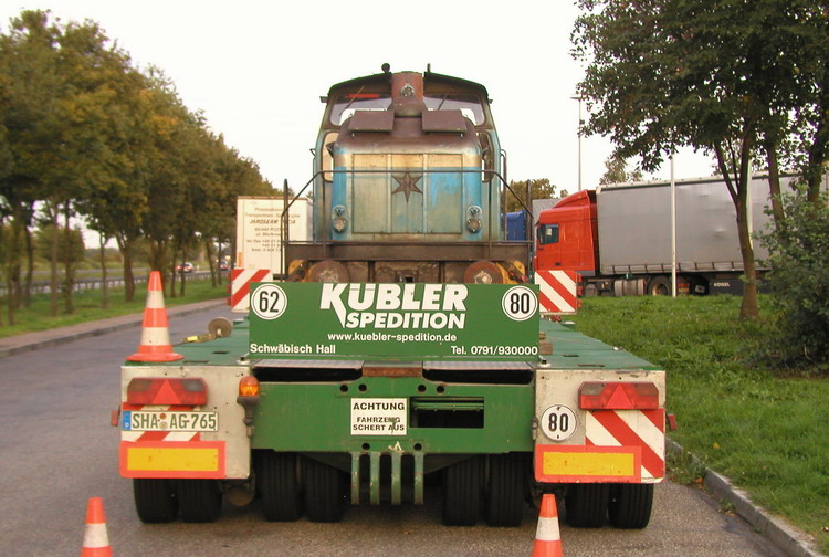Kübler Scheuerle Achslinien mit Greiner Tiefbett und Diesellokomotive - Copyright: www.olli80.de