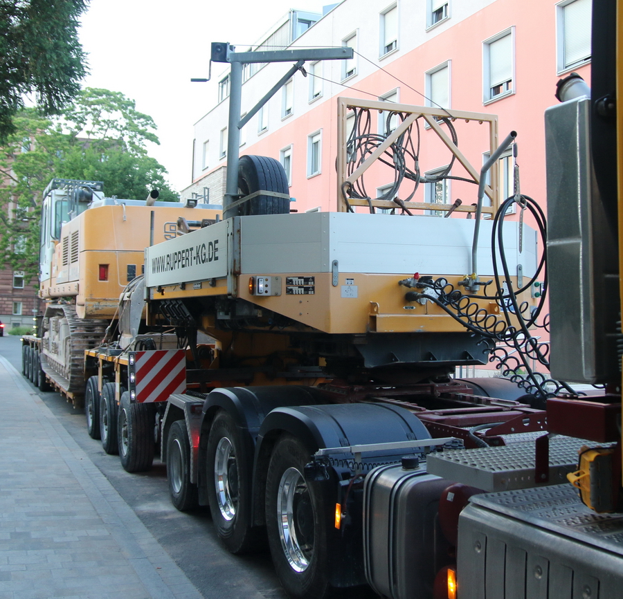 Ruppert Arocs 3363 mit Goldhofer Auflieger und Liebherr R 954 - Copyright: www.olli80.de