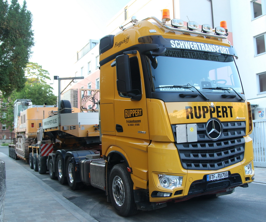 Ruppert Arocs 3363 mit Goldhofer Auflieger und Liebherr R 954 - Copyright: www.olli80.de