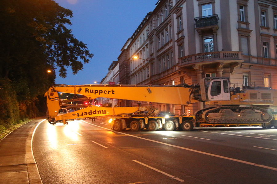 Ruppert Arocs 3363 mit Goldhofer Auflieger und Liebherr R 954 - Copyright: www.olli80.de