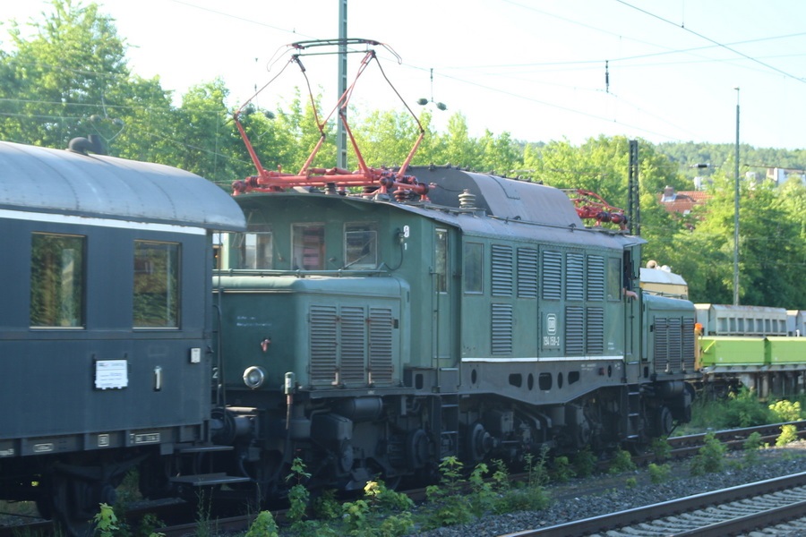 BR 194 158-2 mit Personenzug - Copyright: www.olli80.de
