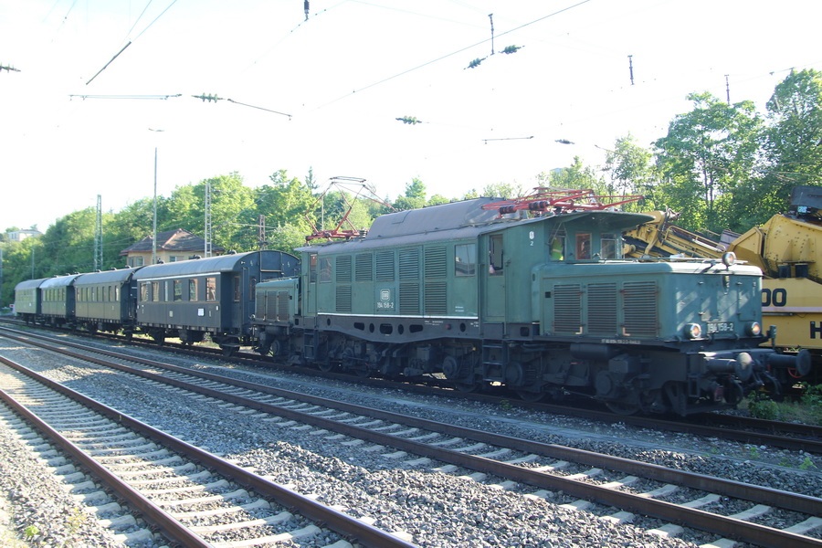 BR 194 158-2 mit Personenzug - Copyright: www.olli80.de