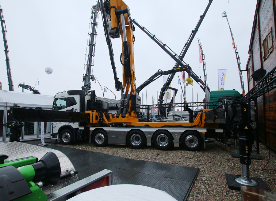 Bauma 2022 - Zink Weiss Kranservice Volvo FH 750 mit Effer 2655 - Copyright: www.olli80.de