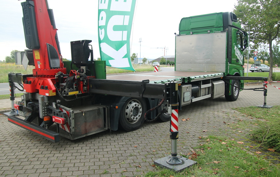 Kübler - MB Actros Pritschen-LKW mit Ladekran - Copyright: www.olli80.de