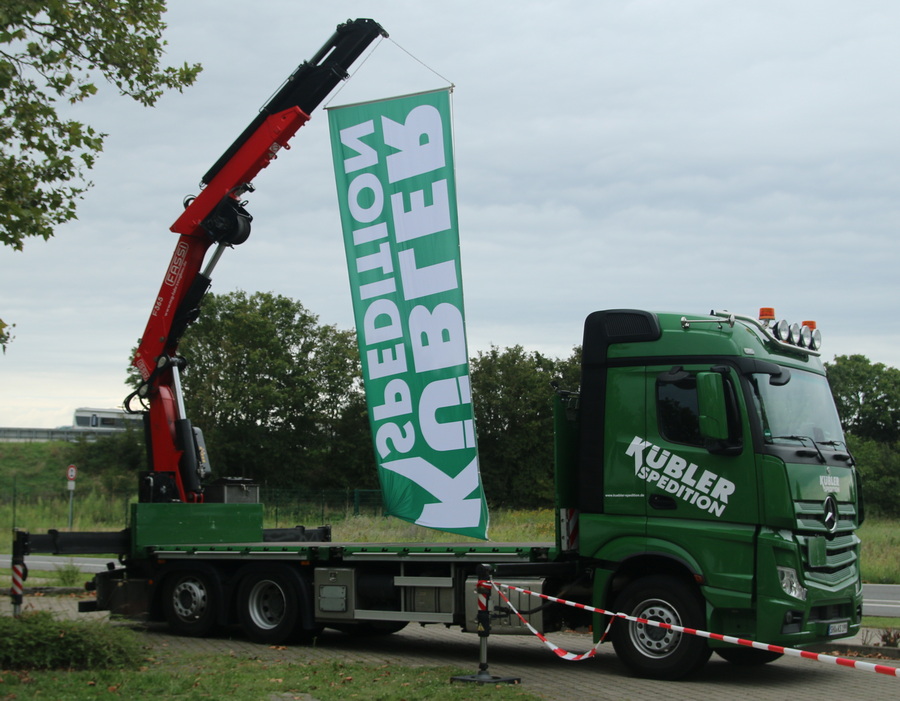 Kübler - MB Actros Pritschen-LKW mit Ladekran - Copyright: www.olli80.de