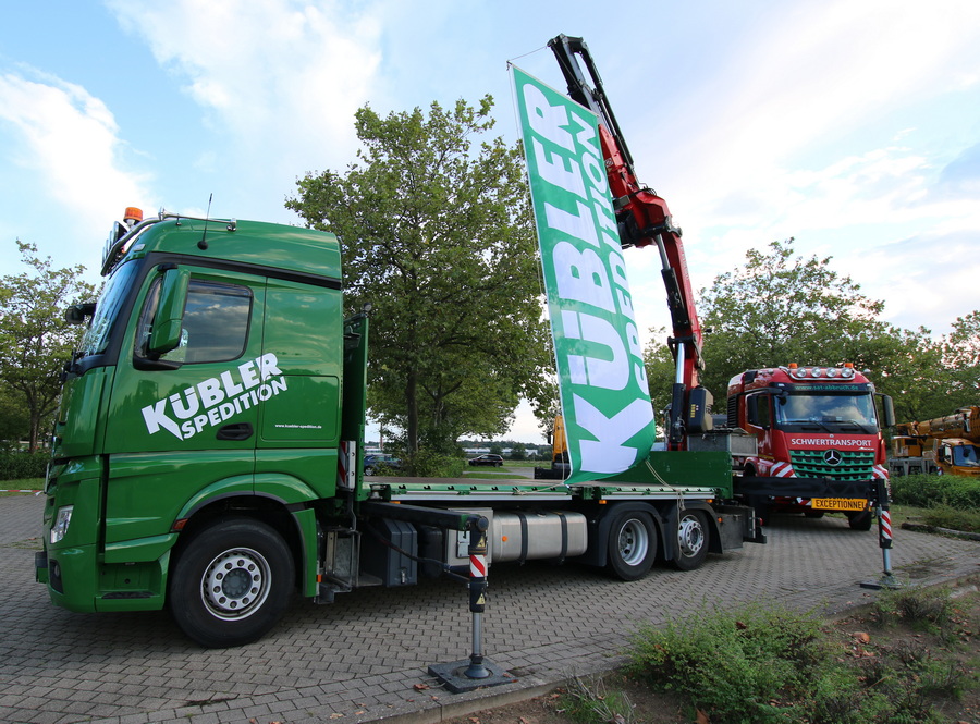 Kübler - MB Actros Pritschen-LKW mit Ladekran - Copyright: www.olli80.de