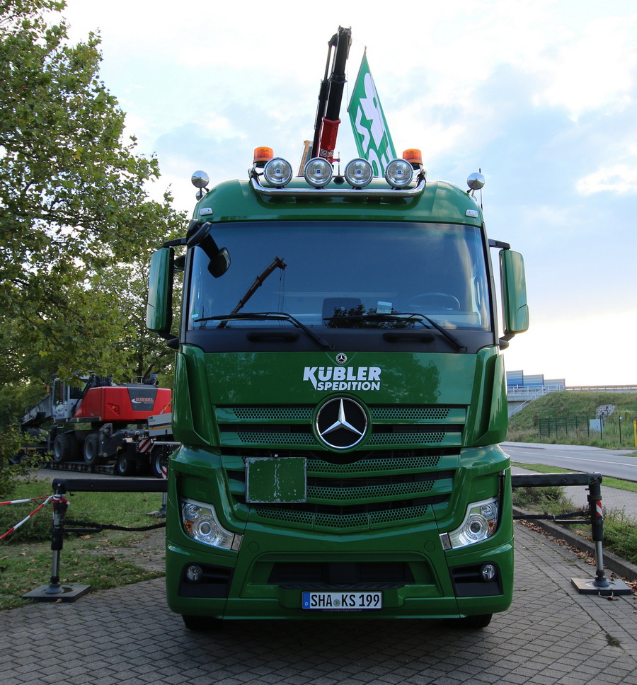 Kübler - MB Actros Pritschen-LKW mit Ladekran - Copyright: www.olli80.de