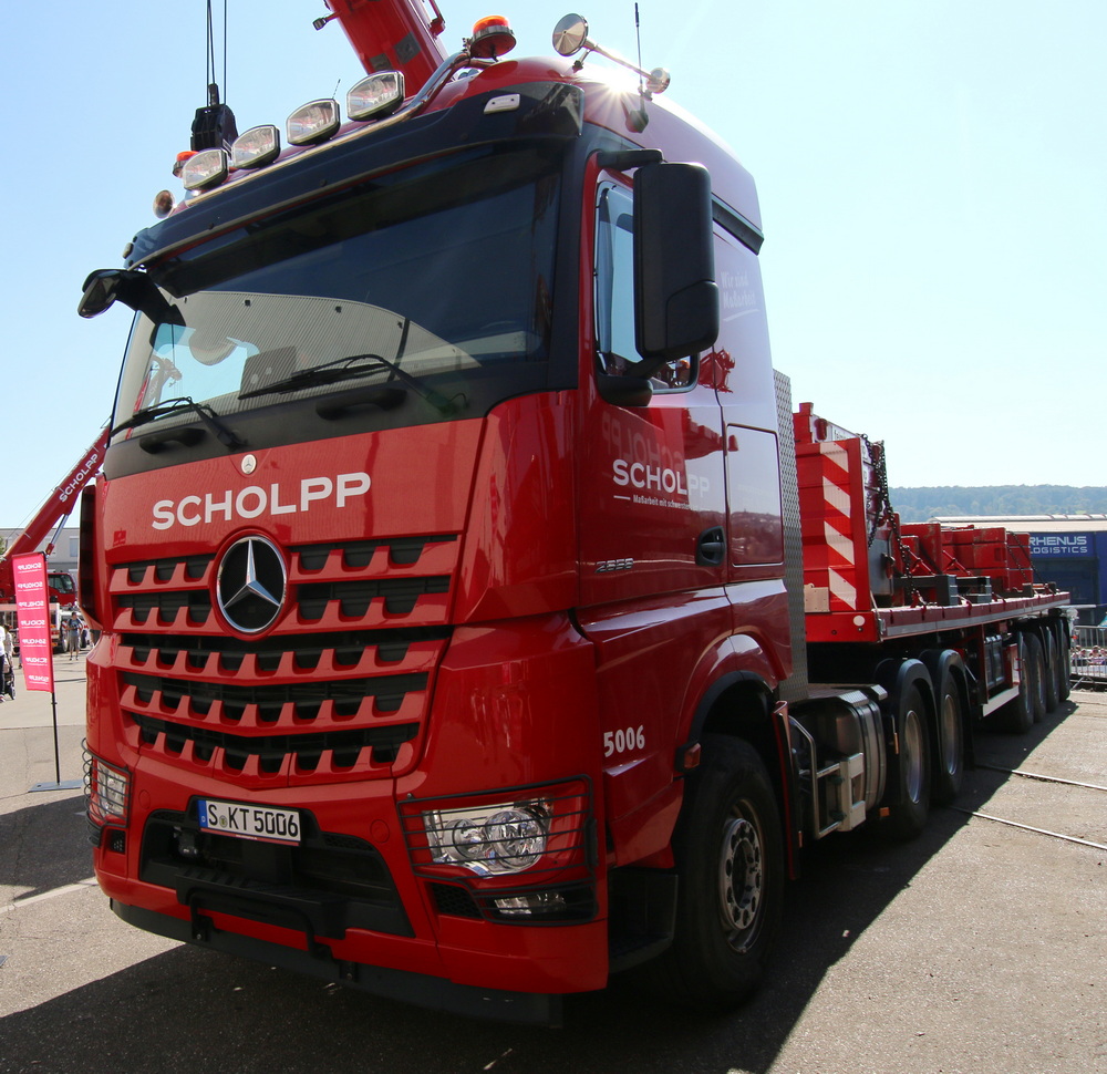 Scholpp Arocs mit Fliegl Ballastauflieger - Copyright: www.olli80.de