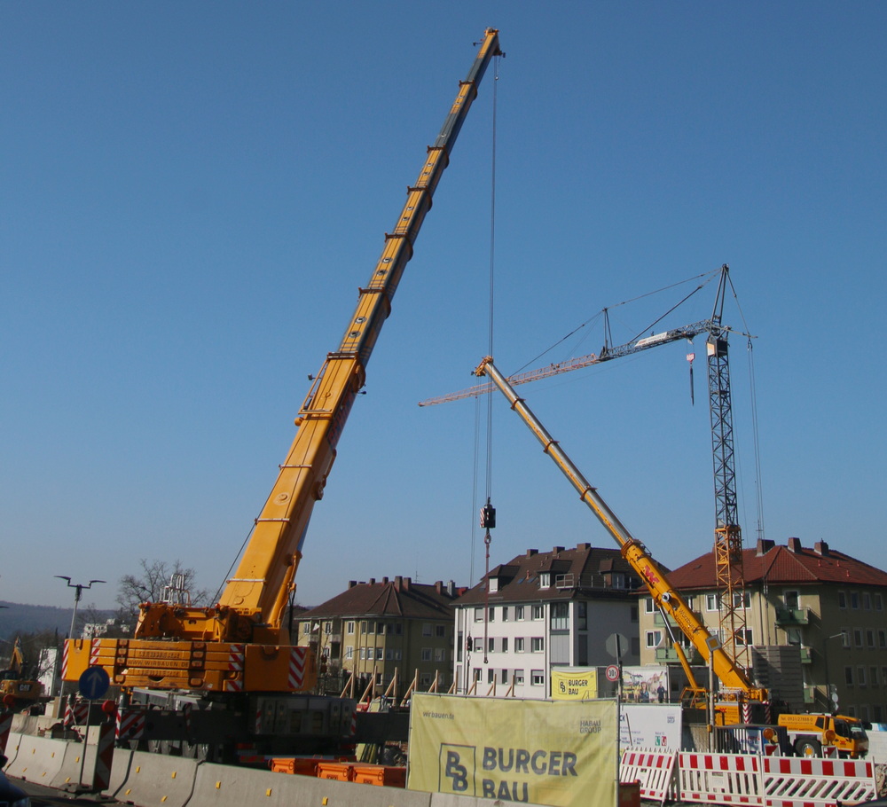Schick und Würzburger Kranverleih beim Abbruch einer Brücke - Copyright: www.olli80.de