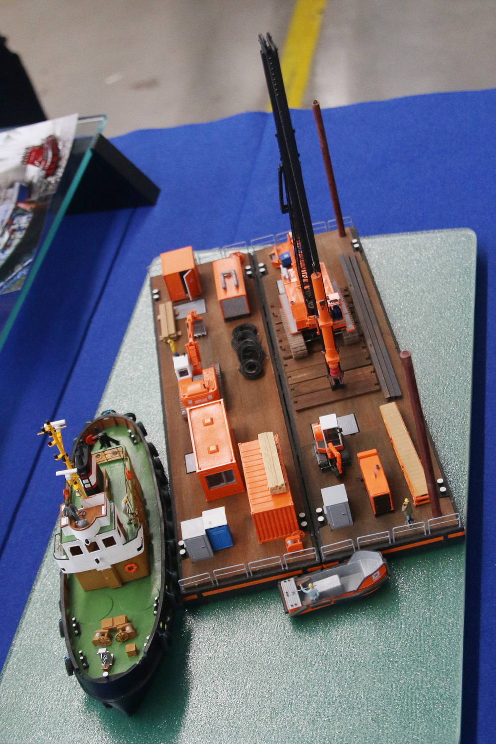 Peter & Jonas Aust: Ponton mit Ramme - Copyright: www.olli80.de