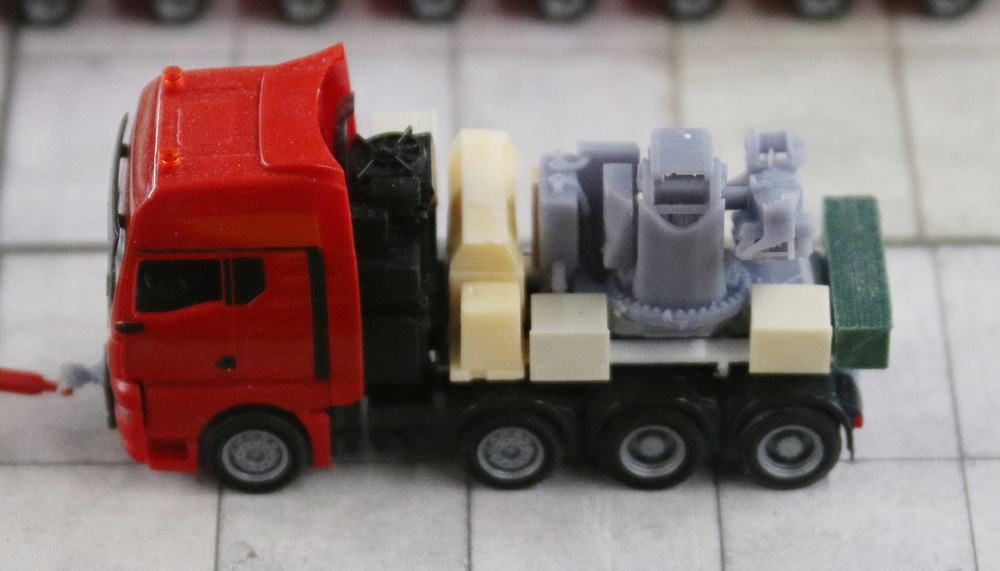 Torsten Maus: Schwerlastzugmaschine mit Ladekran - Copyright: www.olli80.de