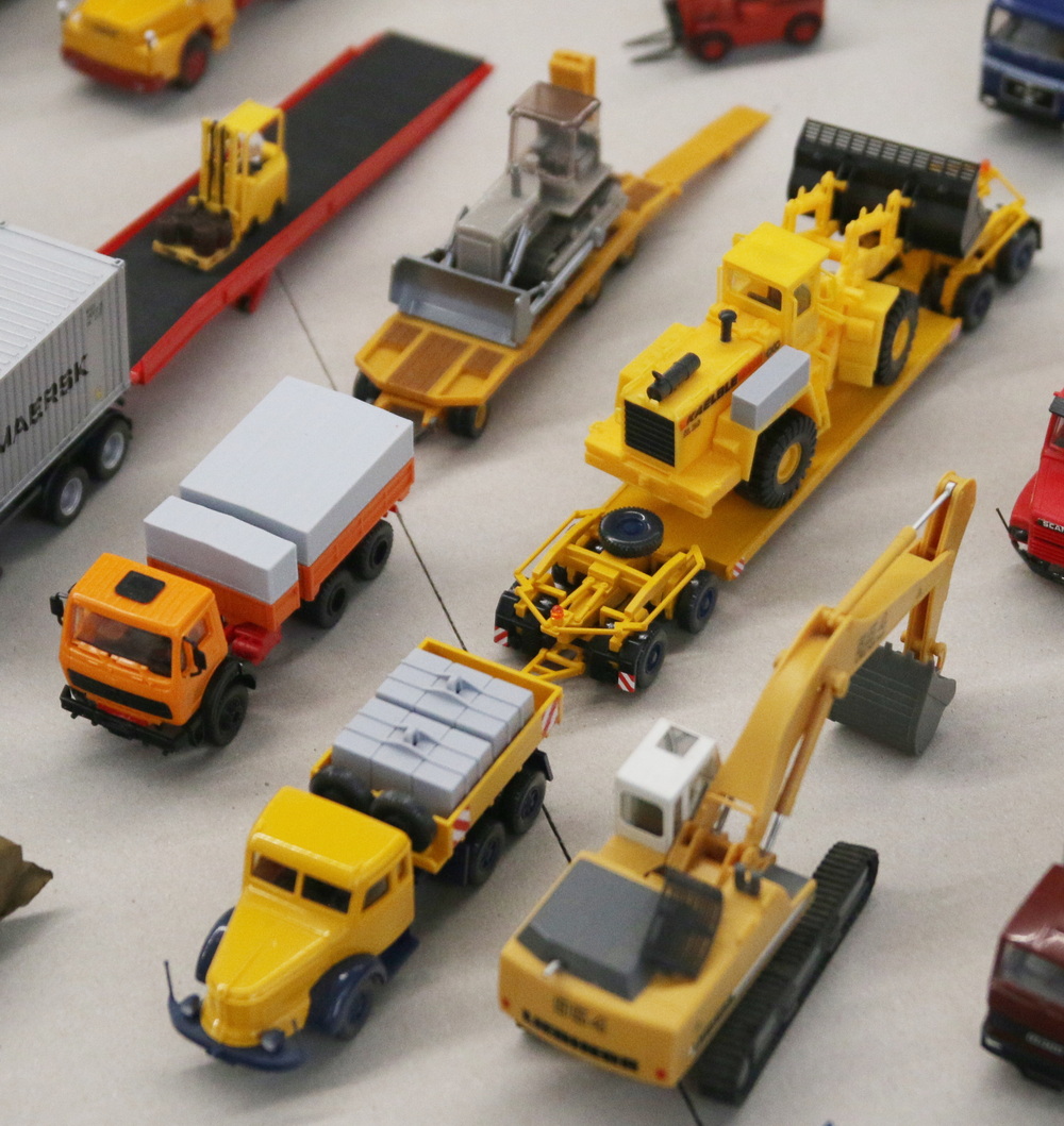 Manfred Nauland: Tieflader mit Erdbewegungsmaschinen - Copyright: www.olli80.de